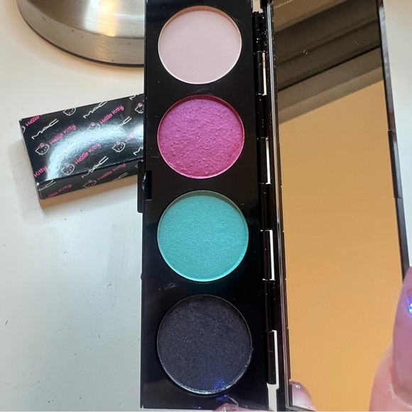 Mac Hello Kitty eyeshadow pallet “too dolly” - Picture 3 of 4